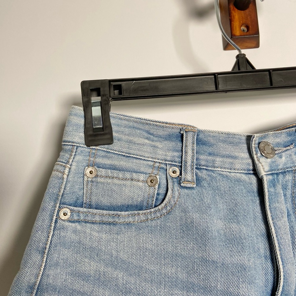 ***SOLD***American Eagle Light Wash High Rise Denim Mom Shorts Jeans Siz - Picture 2 of 8